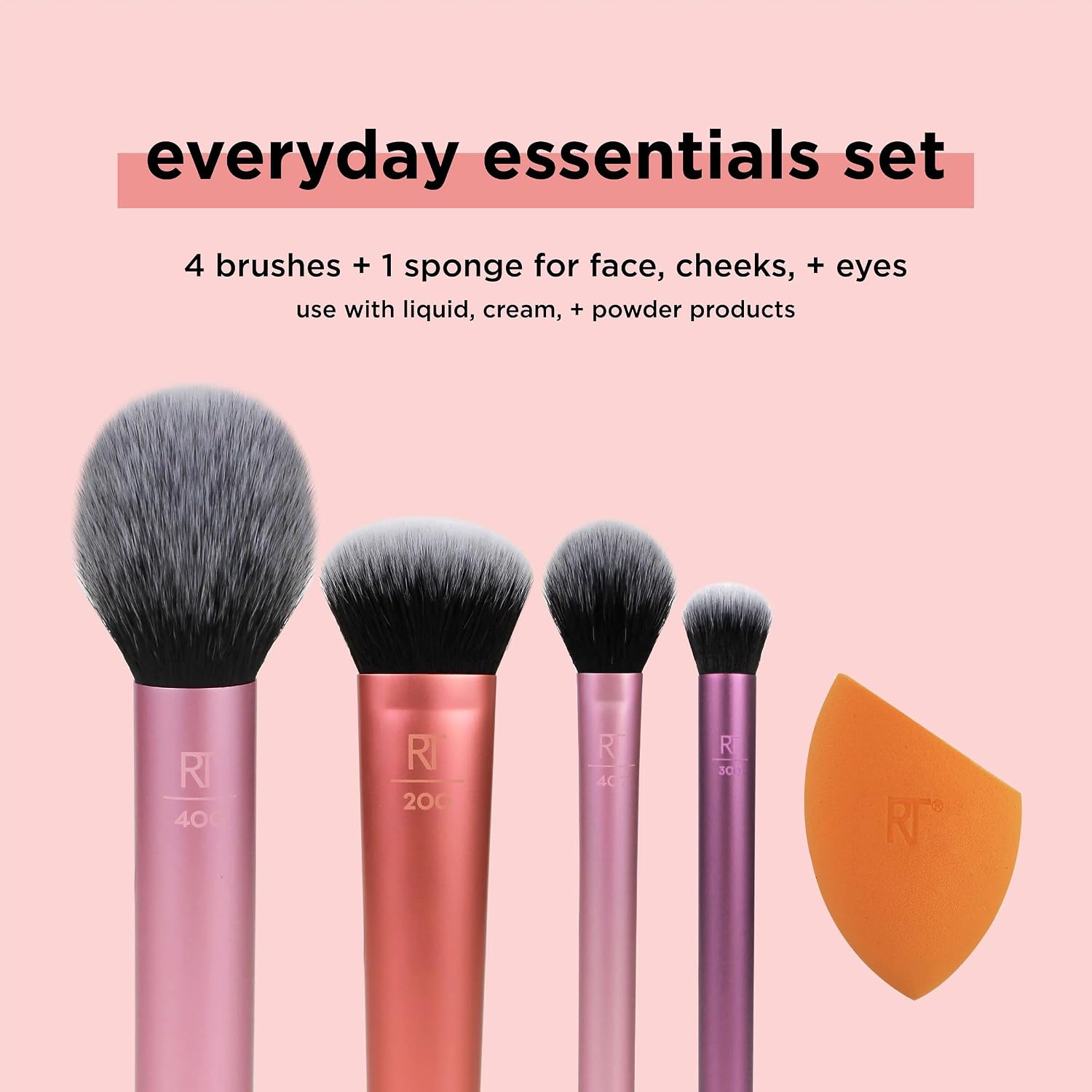 تقنيات حقيقية تمنحك مجموعة Everyday Essentials 5 أدوات أساسية لإتقان أي مظهر بشعيرات مدببة وناعمة ورقيقة. امزجي بودرة أحمر الخدود بالتساوي للحصول على مظهر ناعم وطبيعي